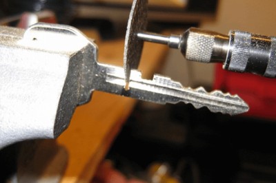 Why Do Key Makers Near Me Charge Different Prices in Dubai?