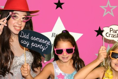 CONTACTLESS PHOTO BOOTHS