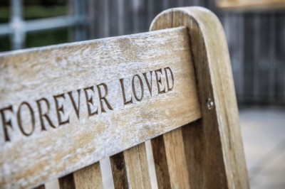 How to Write a Meaningful Obituary That Honors a Loved One