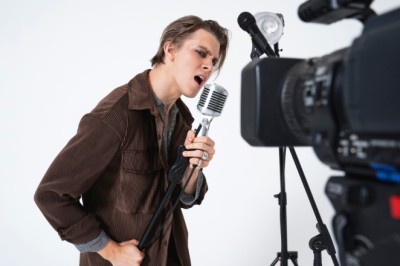 The Unique Appeal of Male Voice Over Artists in Commercial Campaigns: A Guide!