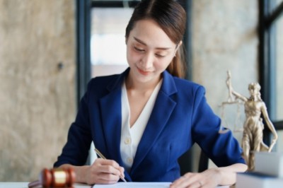 How Foreign Investors Benefit from Hiring a Company Lawyer in Dhaka