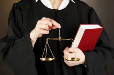 كيف يتم التعامل مع القضايا التجارية الدولية؟